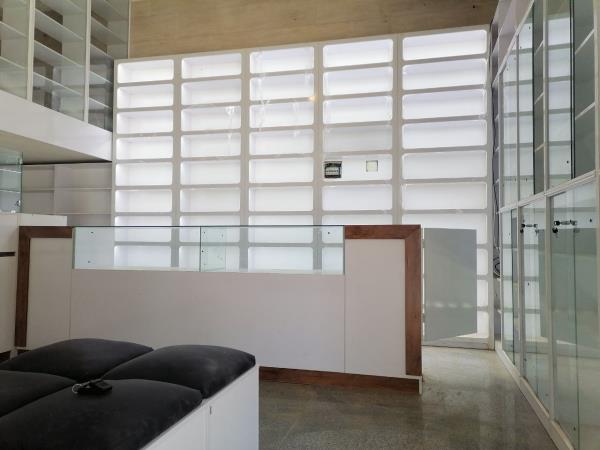 قفسه داروخانه 