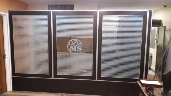 پارتیشن تک جداره اداری با فرم mdf وشیشه راه مات سن پلاس بهمراه لوگو (ارم شرکت)||||||پارتیشن||||||