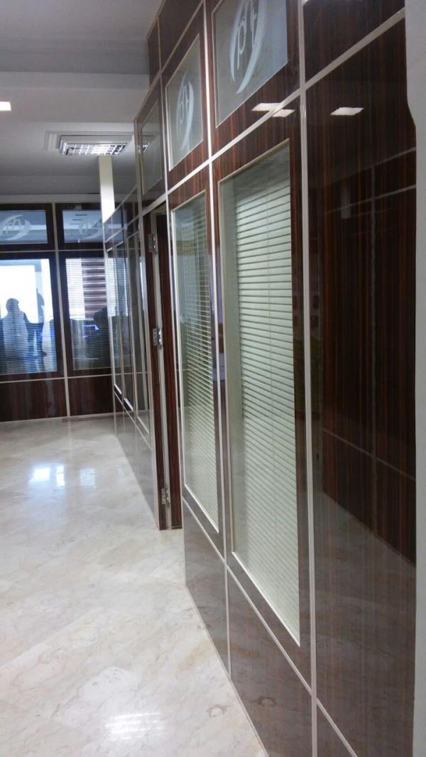پارتیشن اداری دو جداره با پرده کرکره 