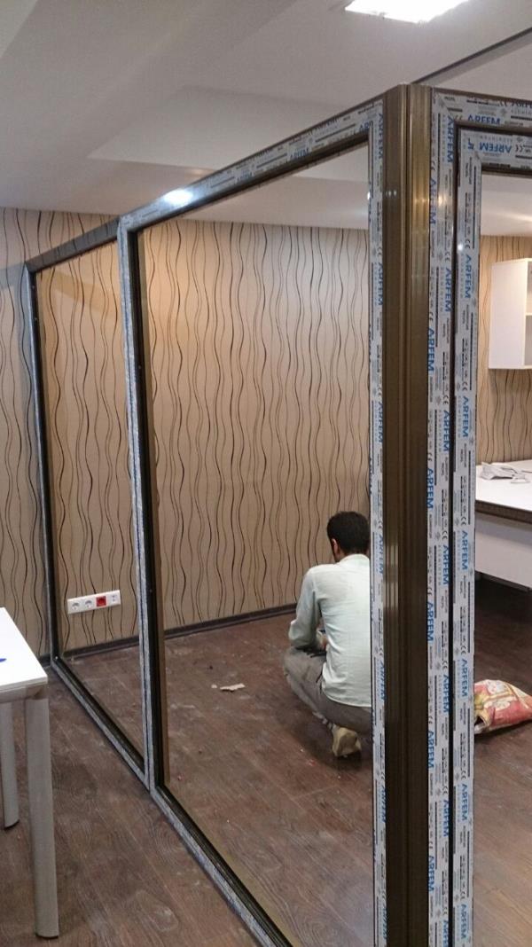جدیدترین مدل پارتیشن در ایران پارتیشن براق الومینیوم ایینه ایی خارجی محصولی از omidpartition 