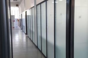 پارتیشن شیشه ایی  فریم لس